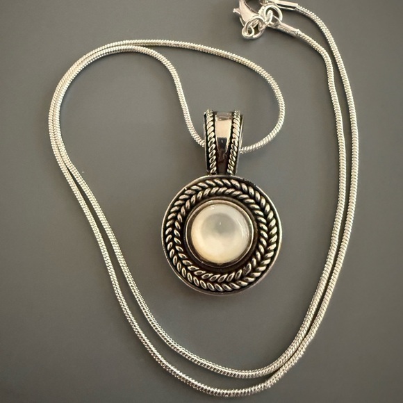 Mother of Pearl Sterling Silver SA Thailand Pendant SIGNED Sterling Plate Chain - Picture 3 of 6